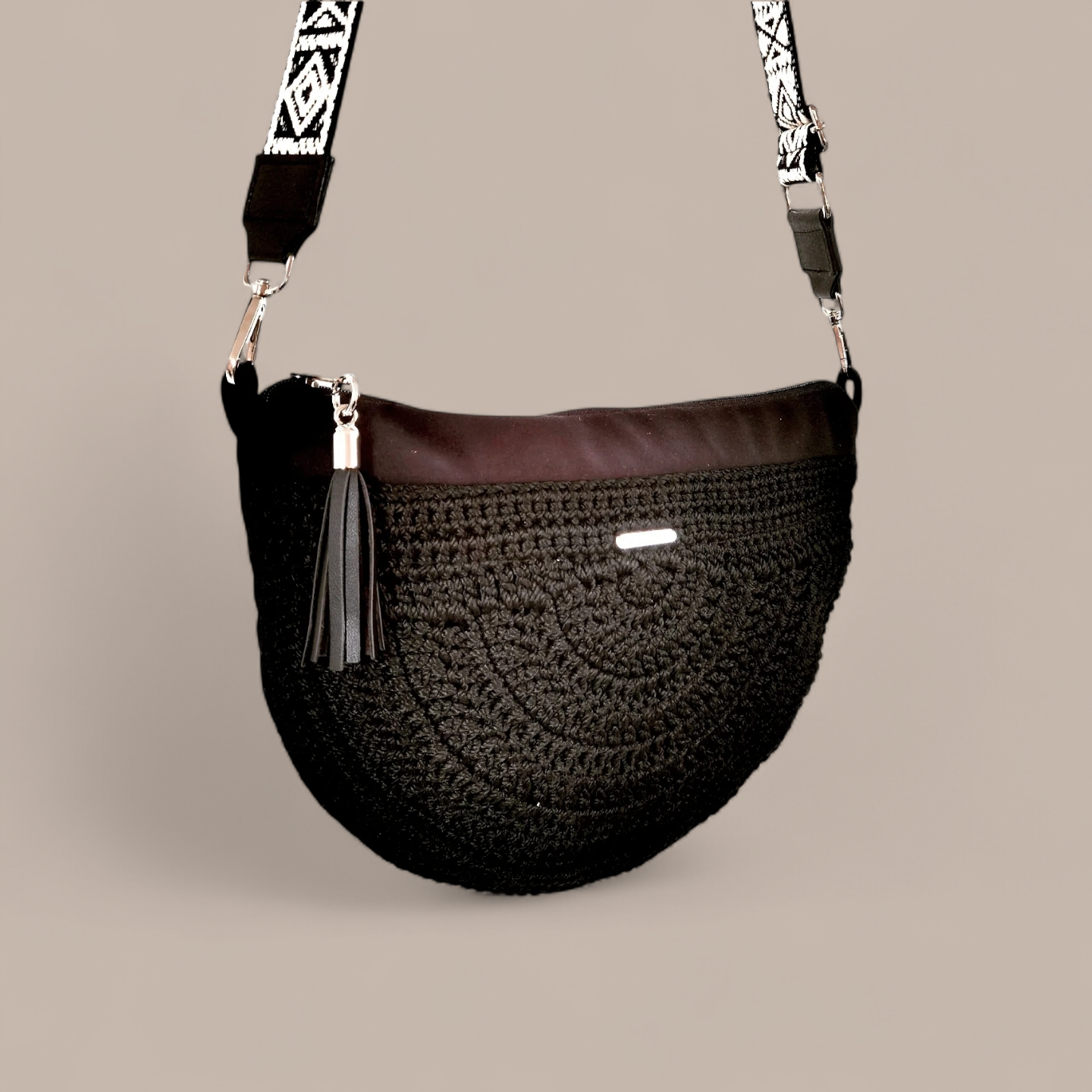 Μαύρη τσάντα "halfmoon" με ιμάντα σε στυλ boho