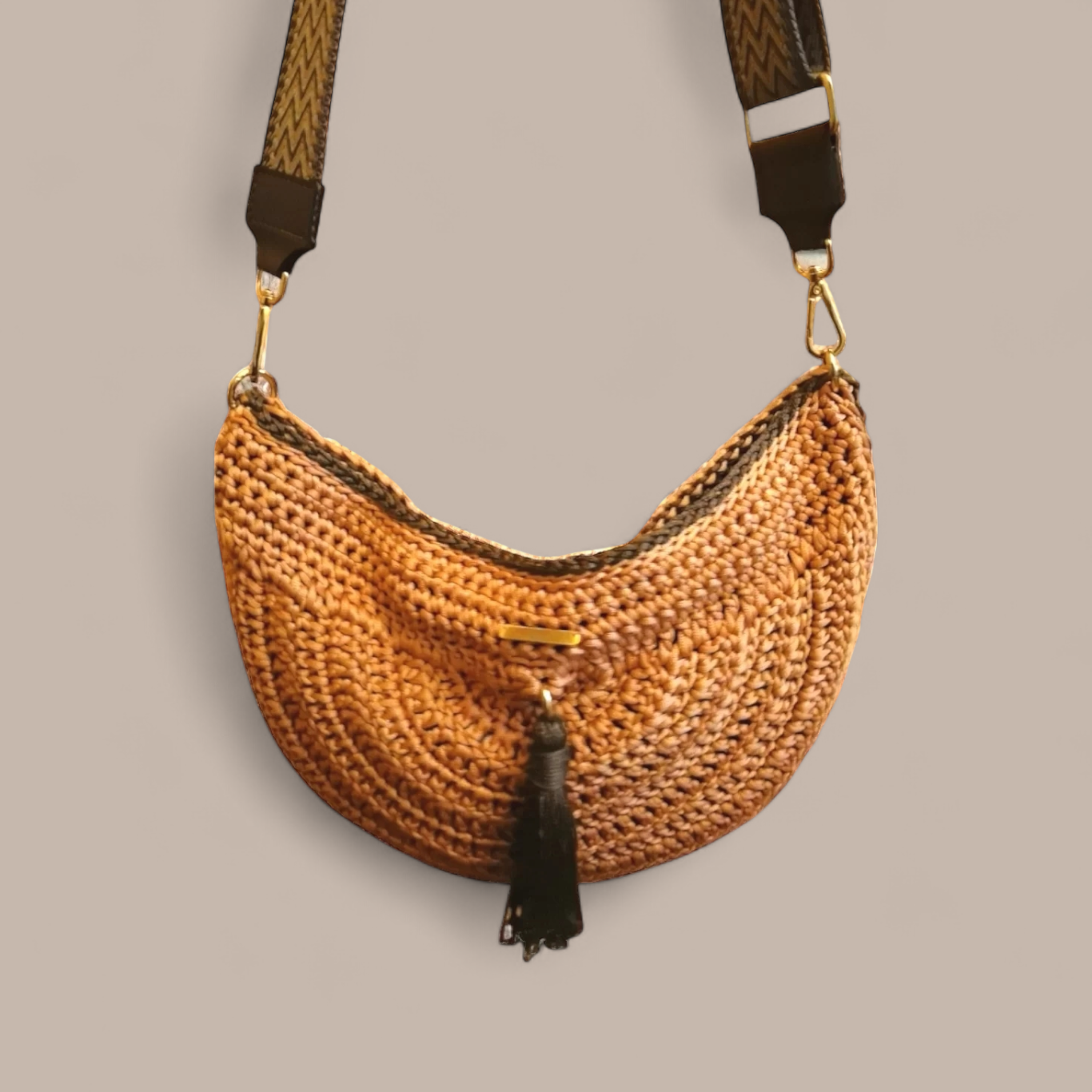 Σομόν-καφέ τσάντα "halfmoon" με ιμάντα