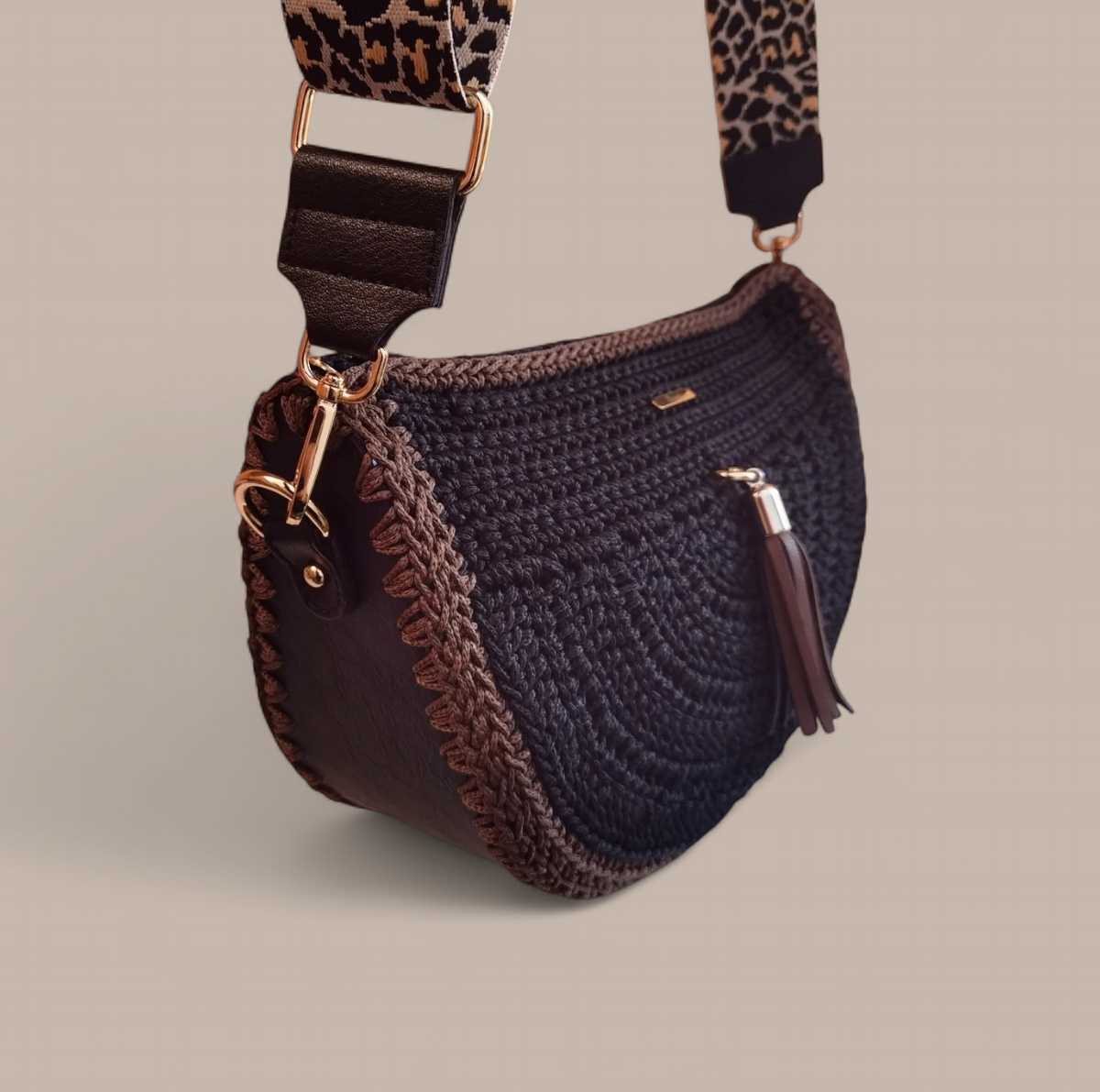 Custommade: Μαύρη-καφέ τσάντα "halfmoon" με περιμετρικό πάτο μαύρο