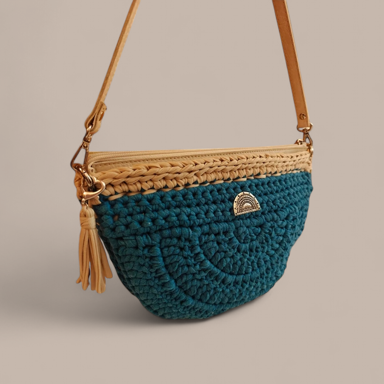 Τσαντάκι "halfmoon" γαλάζιο-εκρού με δερμάτινο eco φερφουάρ