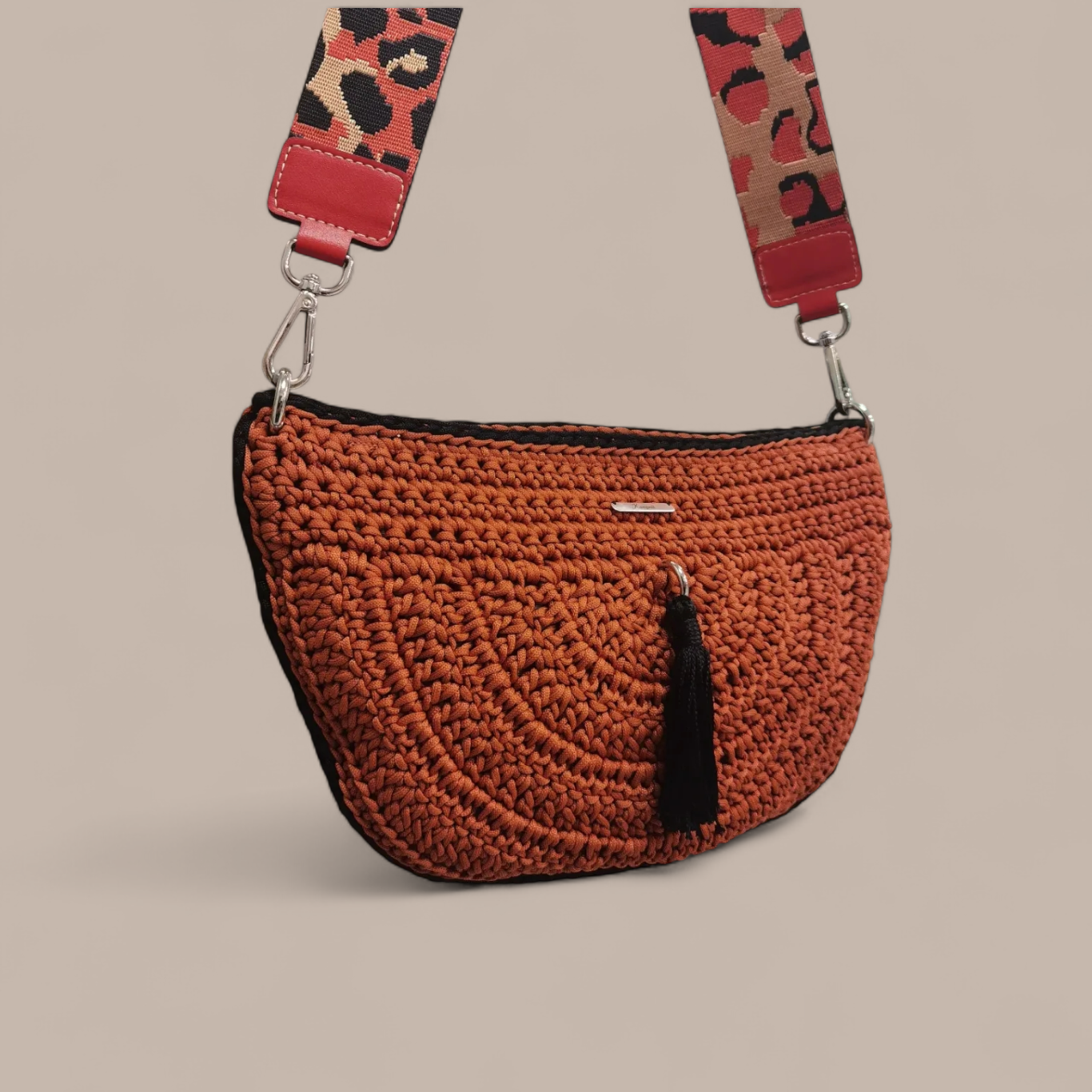 Ολόπλεκτη κεραμμιδί-μαύρη τσάντα "halfmoon" με ιμάντα