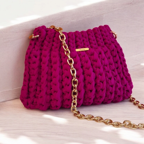 Τσαντάκι με ανάγλυφη πλέξη σε χρώμα magenta