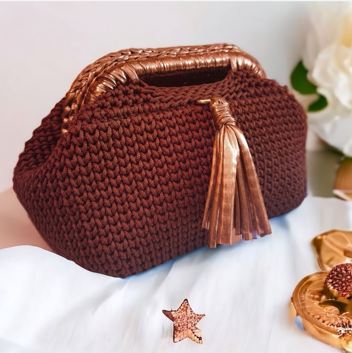 Καφέ τσαντάκι pochette με φουντίτσα