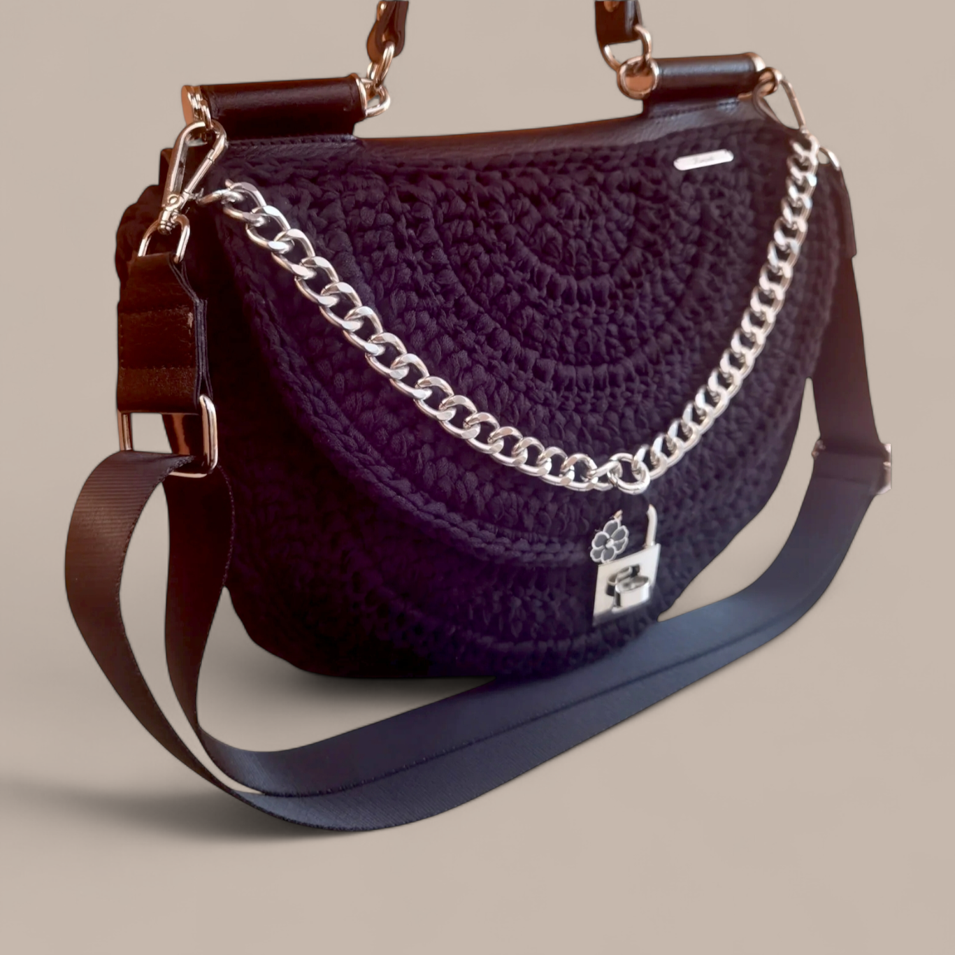 Custommade - Halfmoon τσάντα μαύρη με πλεκτό καπάκι & ιμάντα