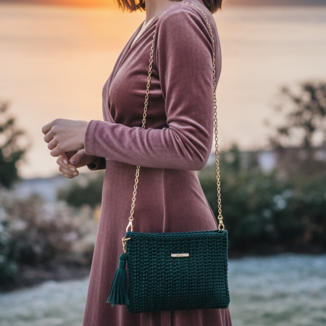 Σμαραγδί μεταλλιζέ τσαντάκι με αλυσίδα χιαστί