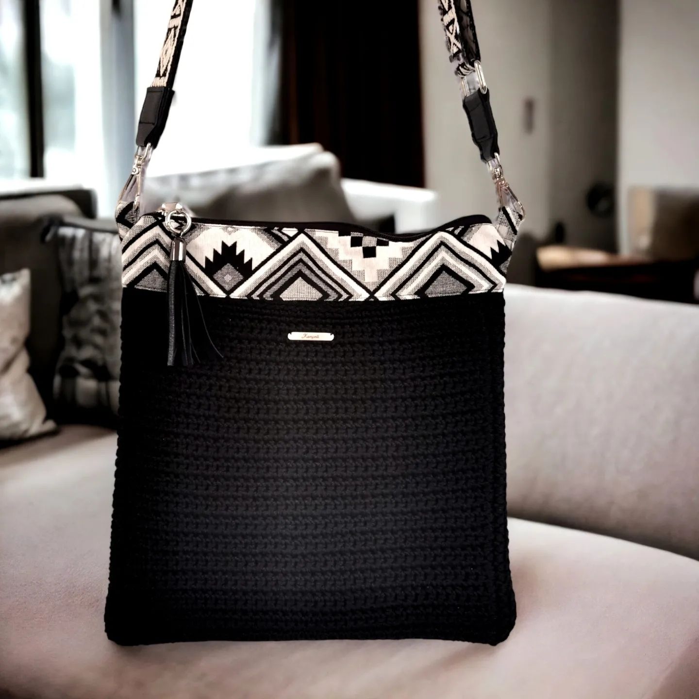 Μαύρη τσάντα πλεκτή σε συνδυασμό με ύφασμα Aztec motif & ιμάντα