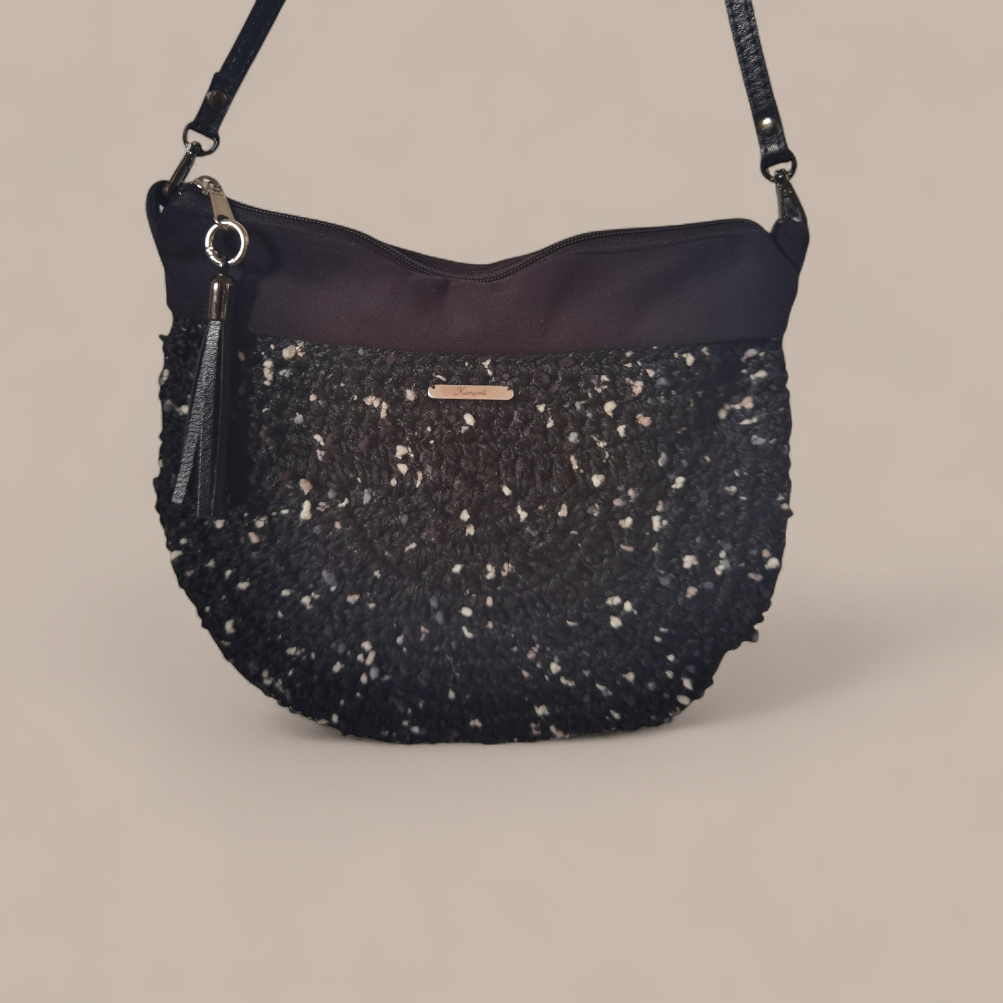 Μαύρη τσάντα "halfmoon" με λεπτό λουράκι