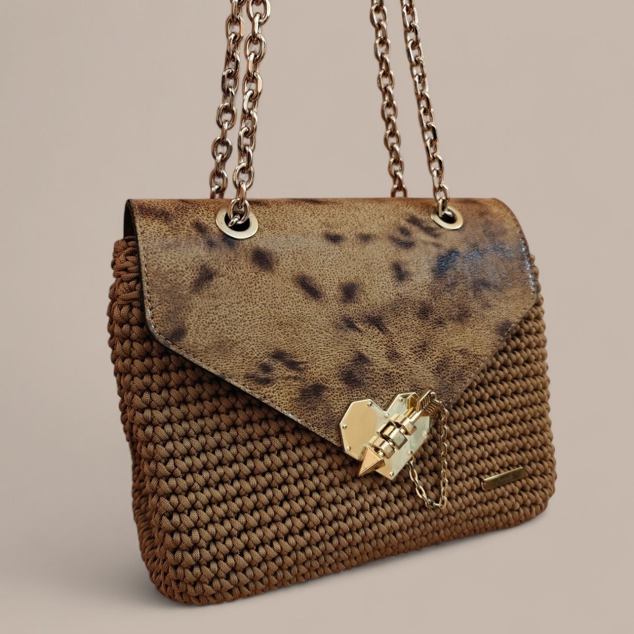 Βραδινή τσάντα με καπάκι & κούμπωμα καρδιά