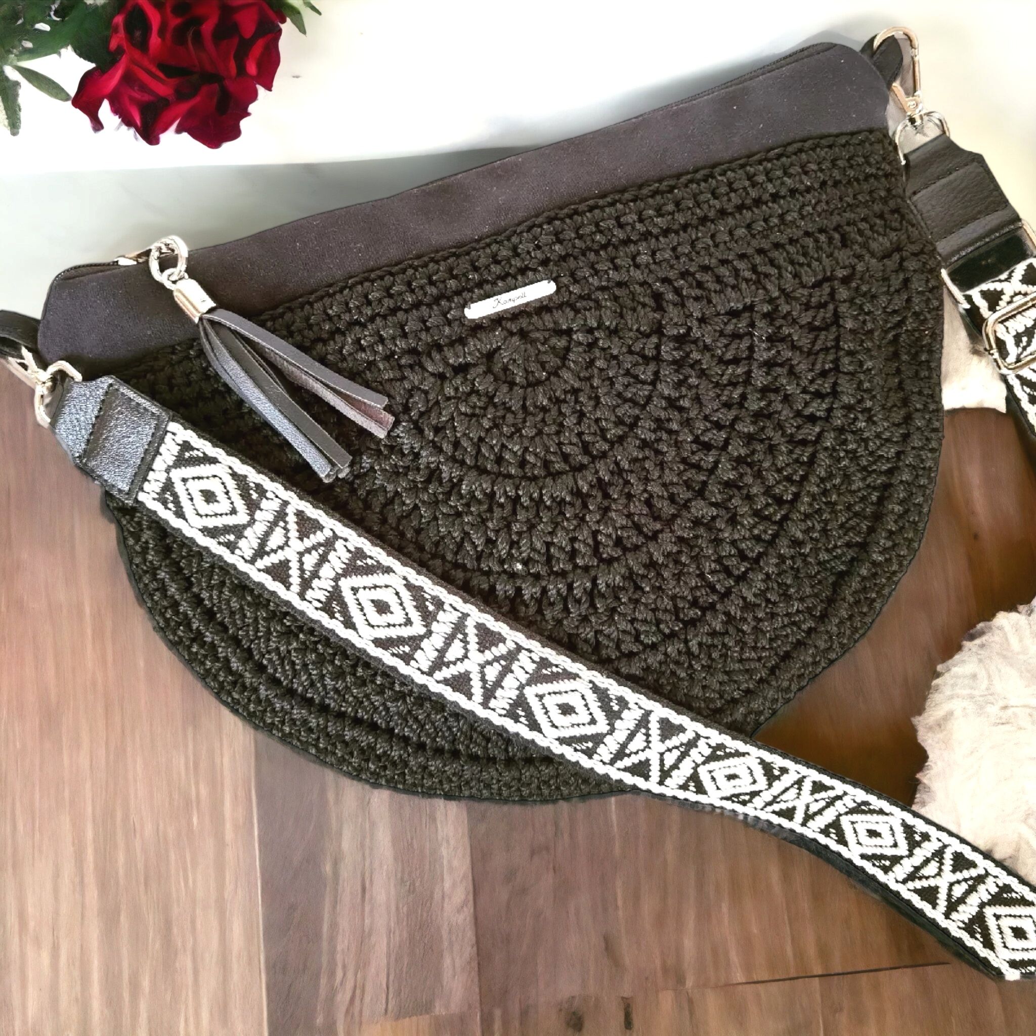 Μαύρη τσάντα "halfmoon" με ιμάντα σε στυλ boho