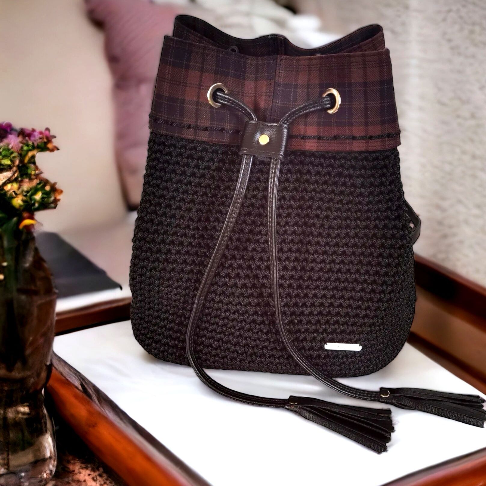 Μαύρο πουγκί backpack με υφασμάτινη καρό ζώνη