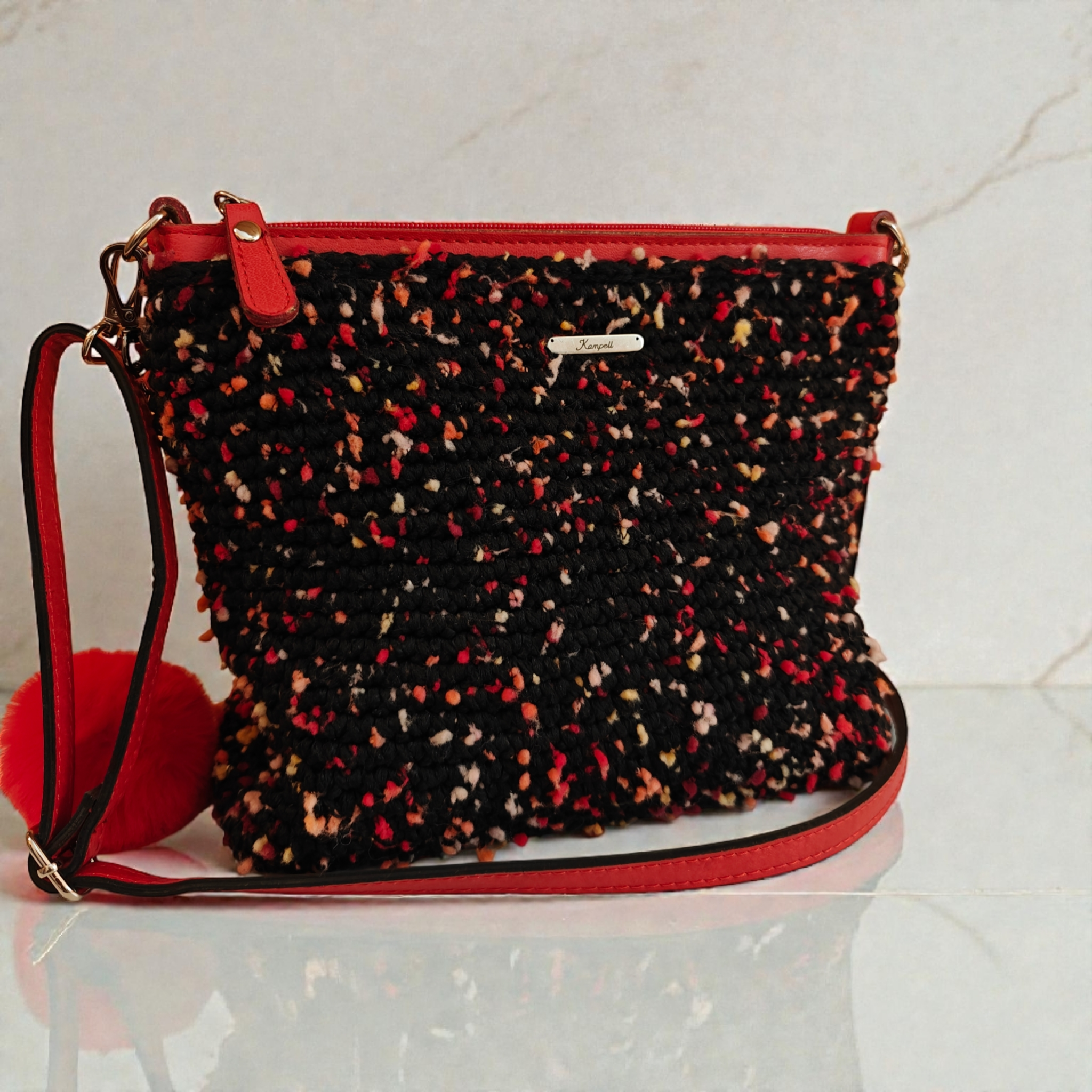 Πλεκτό τσαντάκι χιαστί μαύρο-κόκκινο πομ πομ