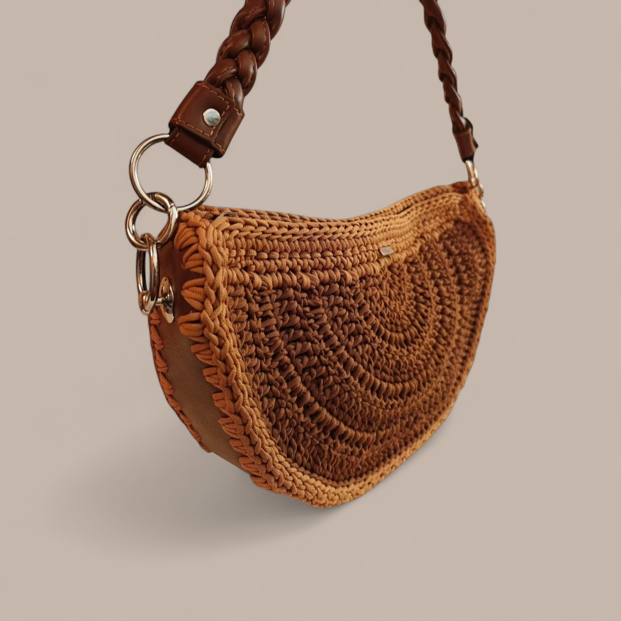 Ταμπά τσάντα "halfmoon" με χεράκι ώμου κοτσίδα