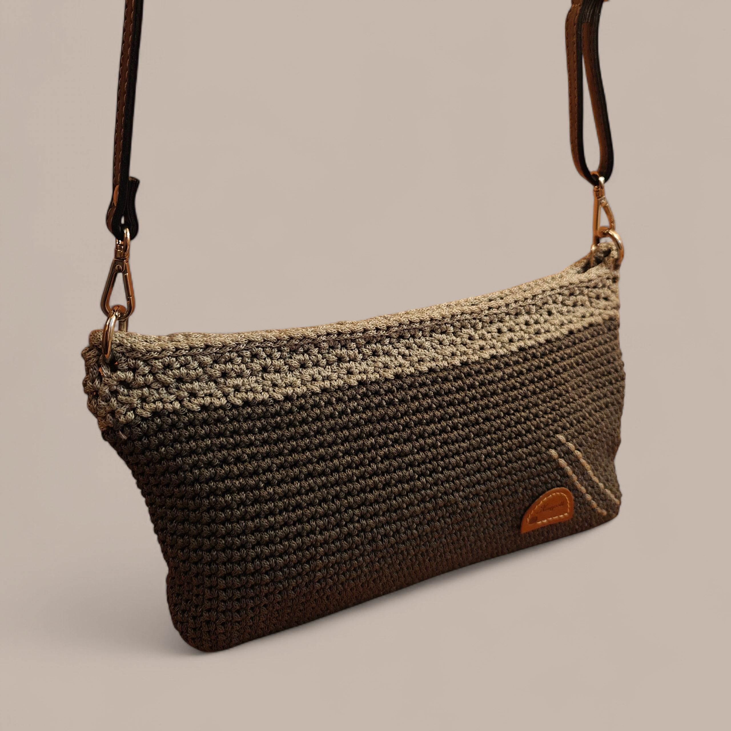 Γκρί τσαντάκι χιαστί με ρυθμιζόμενο λουράκι